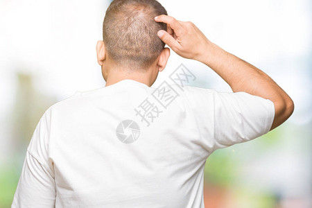 中年阿拉伯男子在孤立的背景下穿着白色T恤向后思考用手图片