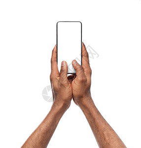 黑人用空白屏幕在智能手机上打字图片