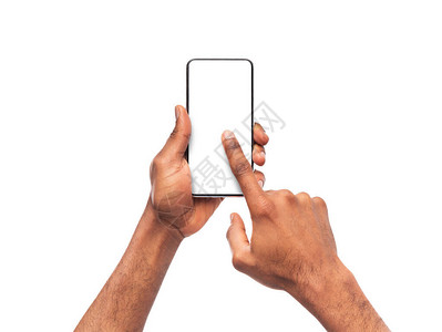 黑人手使用带空白屏幕的智能手机图片