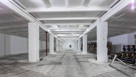 工业建筑内部有白砖墙混凝土地板和用于产品展示或工业背图片