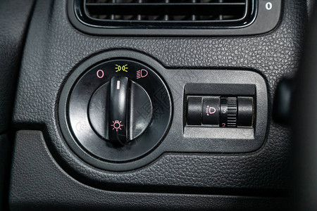 车的黑内部仪表板灯光调整按钮和图片