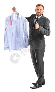 现代干洗店的男工人衣服在白色背图片