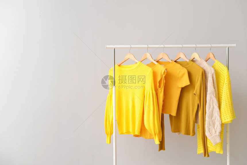 浅色背景下干洗后的衣服架图片