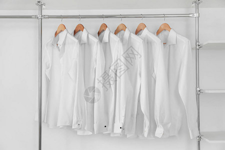 现代干洗店的衣服架子图片