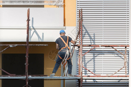 BlueHardhat在建造大楼的建筑工地上工图片