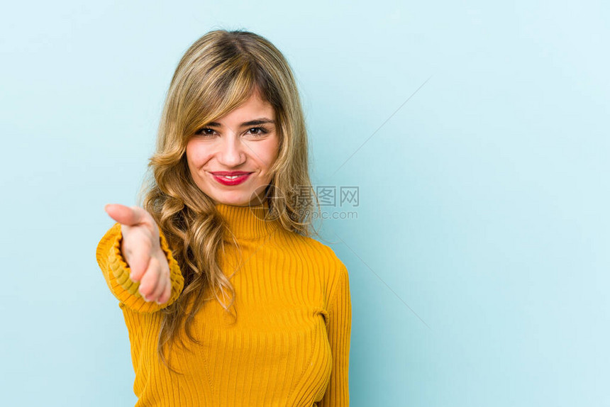 金发碧眼的年轻caucasian女人手伸用相机图片