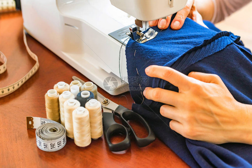 裁缝或裁缝工作使用缝纫机卷轴剪刀卷尺和缝纫图片