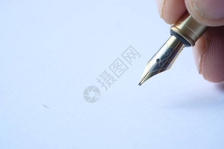 手中的钢笔在白纸上图片
