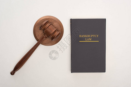 破产法书籍和白色背景的手架背景图片