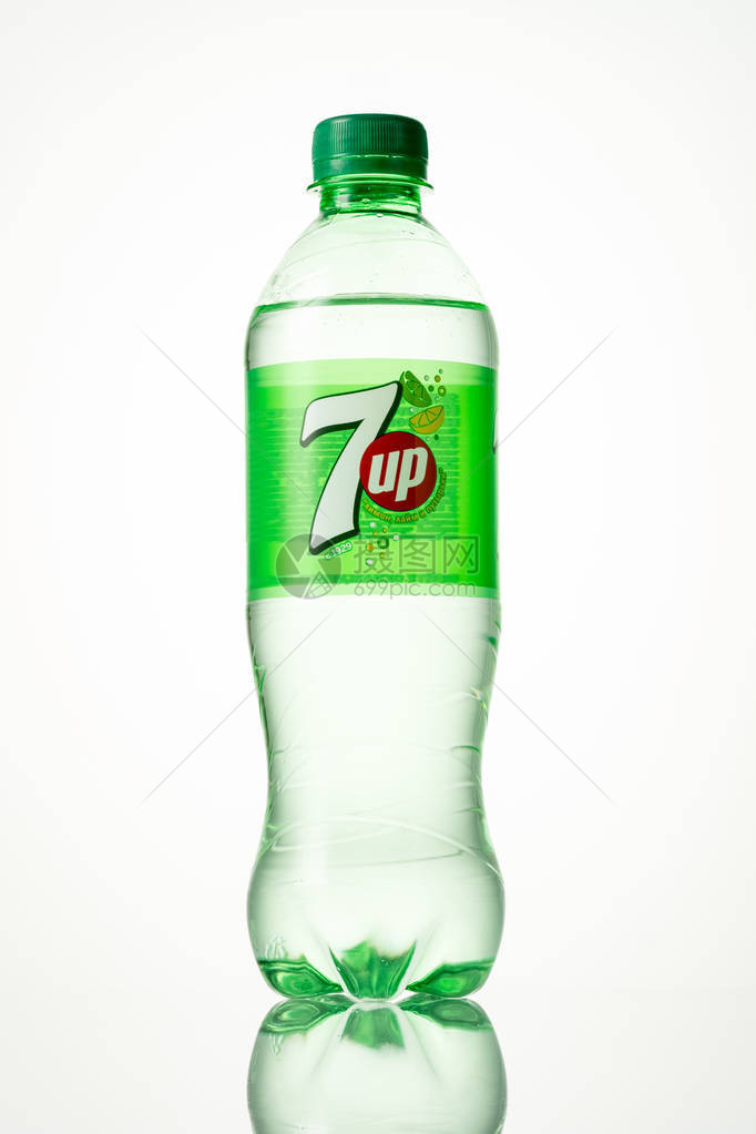 7瓶软饮料苏打水隔离在白色Up是1929年首次推出的柠檬味无咖啡图片