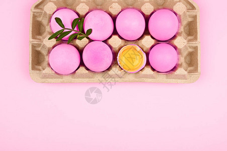 粉红色的鸡蛋顶视图铭文的地方用于写复活节愿望的白纸简约趋势图片