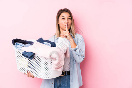 年轻的caucasian女人拿起脏衣服保守秘图片