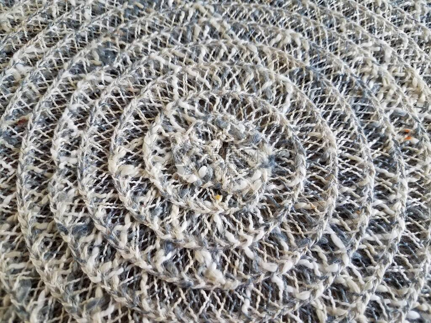 白色和灰色螺旋织布地毯图片