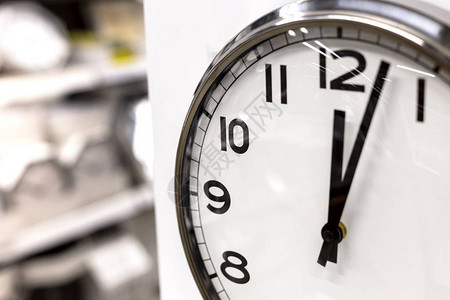 带有显示十二小时的钟指针的经典圆钟时间管理拖延生产力概图片