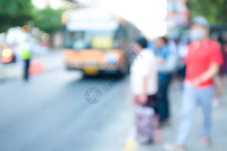 旅客在泰国旅行后乘坐公交车站的人图片