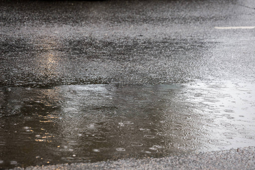 在城市白天下雨时在沥青路上筑水坑有选择图片