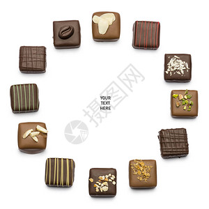 以白色背景的复制空间进行各种巧克力糖果图片