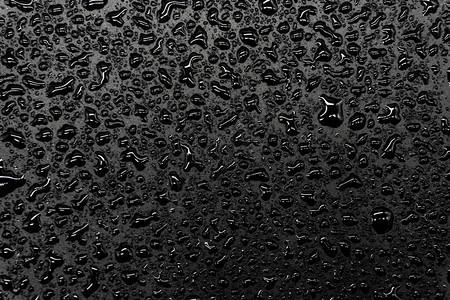 黑色背景上的水滴特写纹理图片