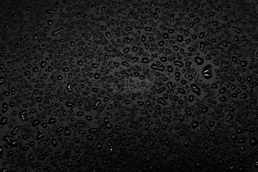 黑色背景上的水滴特写纹理图片