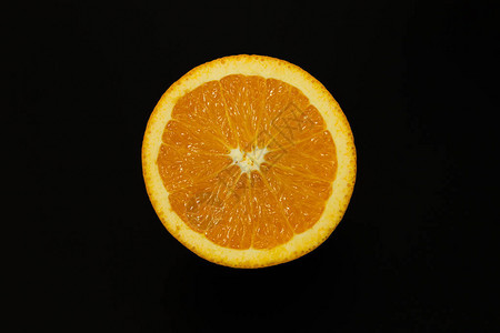 黑色背景上的橙色图片