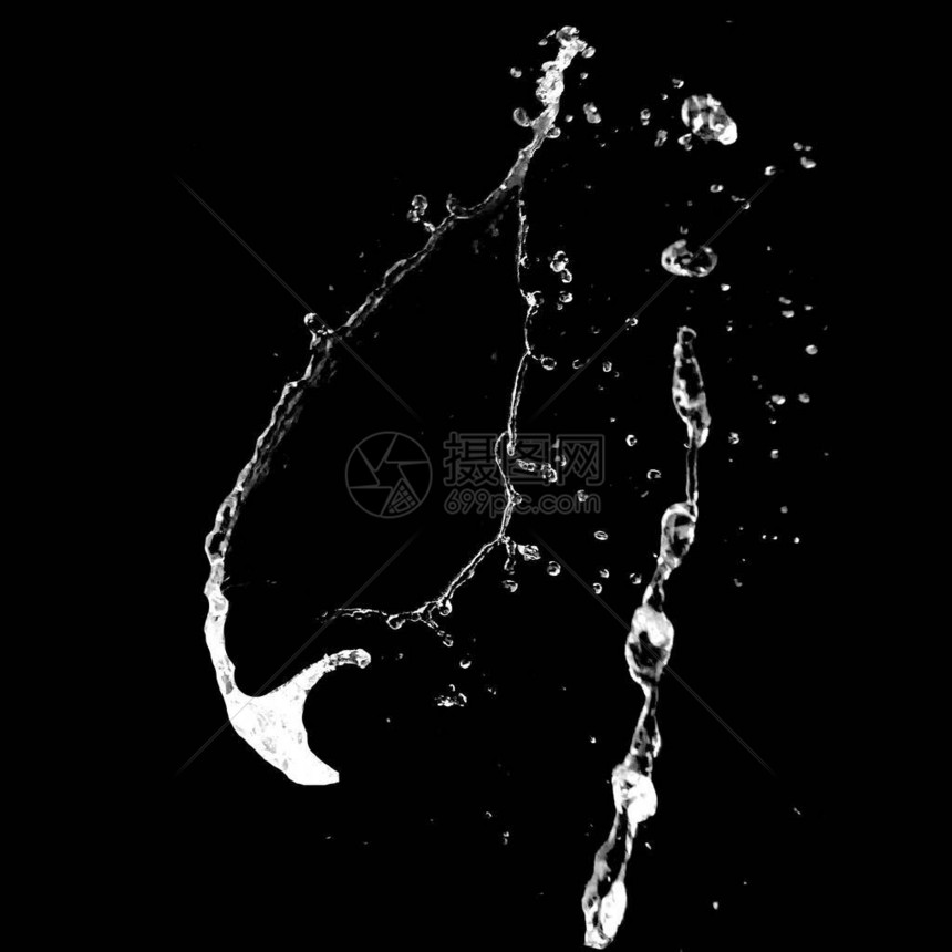 黑色背景的孤立水喷图片
