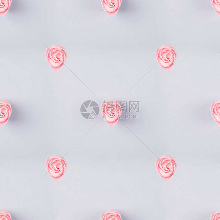 蓝色背景上的粉红色明亮玫瑰的无缝模式图片