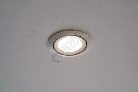 LED灯光或天花板灯光安装在灰色天图片