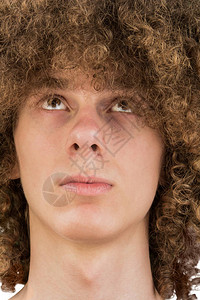 一个年轻的卷发欧洲男人的肖像图片