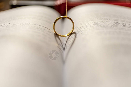 结婚戒指在圣经上有心形的影图片