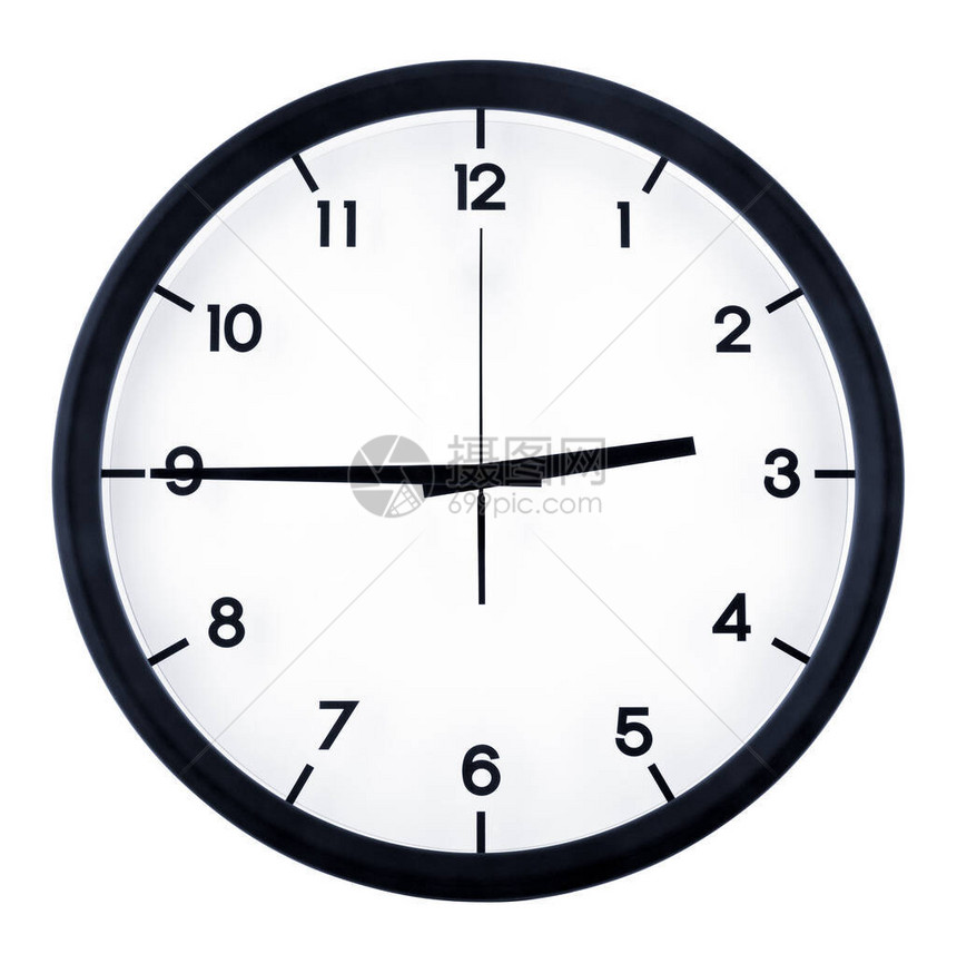 古老的模拟时钟指向24点45分在白色图片