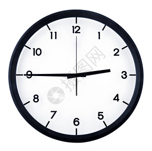 古老的模拟时钟指向24点45分在白色图片
