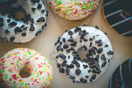 甜圈的平面图象与白玻璃和黑饼干放在其他不同图片