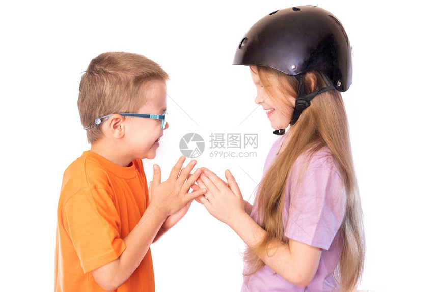 戴保护头盔的小女孩和戴眼镜的男孩图片