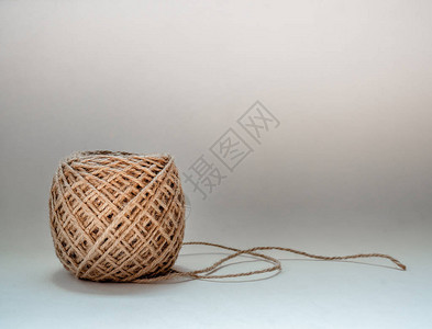黄麻卷绳天然黄麻绳的卷在白色背景上与图片