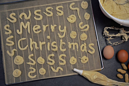 为圣诞节烤脆饼用面团写圣诞快乐图片