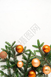 圣诞节新年假期组成圣诞露珠球和白色背景的圆形树枝平坦的躺地顶级图片