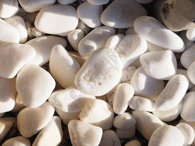 白色的石头质地海面上有许多白色的石头图片