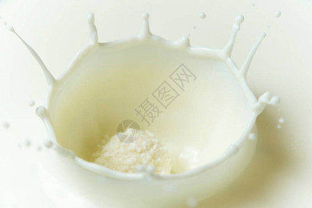 奶水和自制的白糖果加椰子图片