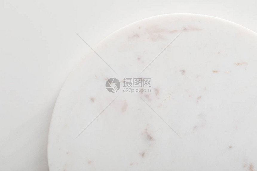 白色背景上空的清洁光圆形大理石表面图片