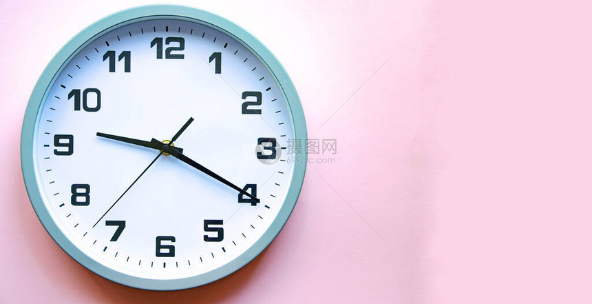 粉红色背景上的模拟白色时钟大数字和箭头时钟特写文本的地方商业图片