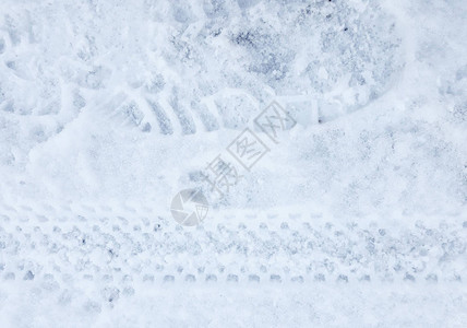 雪地里的车和人的踪迹图片