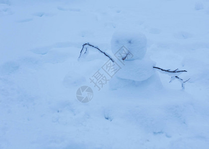 用雪和木头做成的雪人Finalnd图片