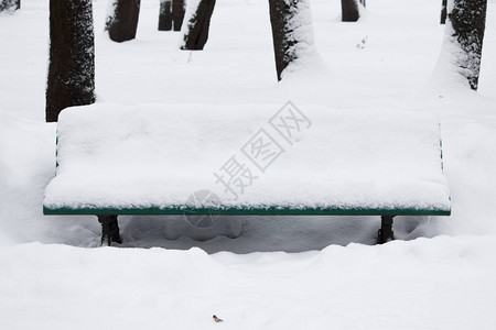 冬季风景有雪和滑雪加特契纳公背景图片