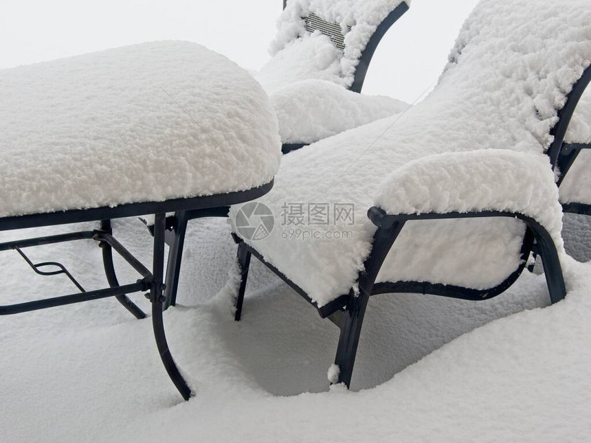 不列颠哥伦比亚州冬季暴风雨过后被雪覆图片