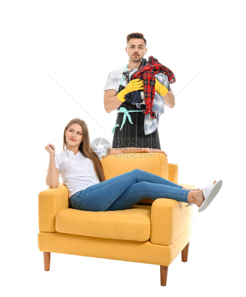 身着洗衣服的悲情家庭丈夫和他的懒妻坐在白色图片