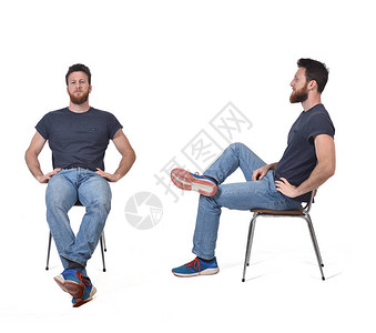 坐在椅子前面和侧面的人肖像图片