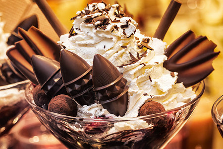美味的冰淇淋加水果巧克力果图片