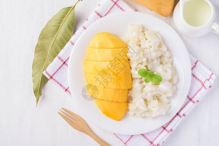 盘子上的芒果粘糊米泰国甜点图片