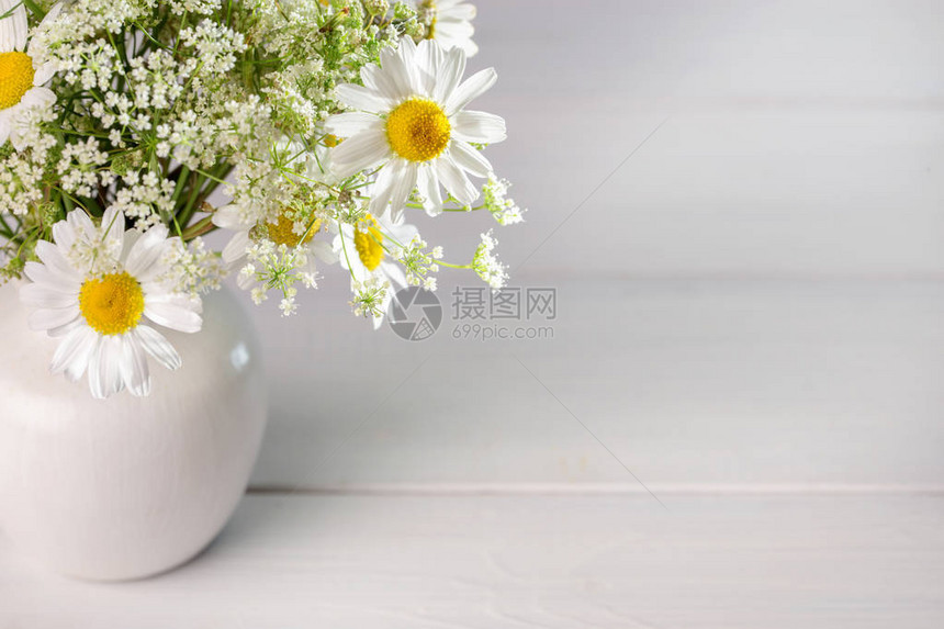 浅色背景的白色花瓶里图片