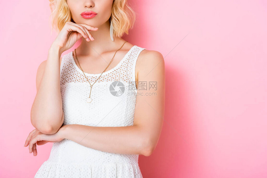 穿着白裙子的受冒犯妇女触摸粉红图片